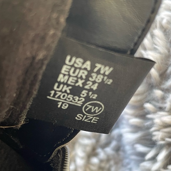 Size 7W Fioni leather and suede heeled ankle boots - Picture 6 of 6